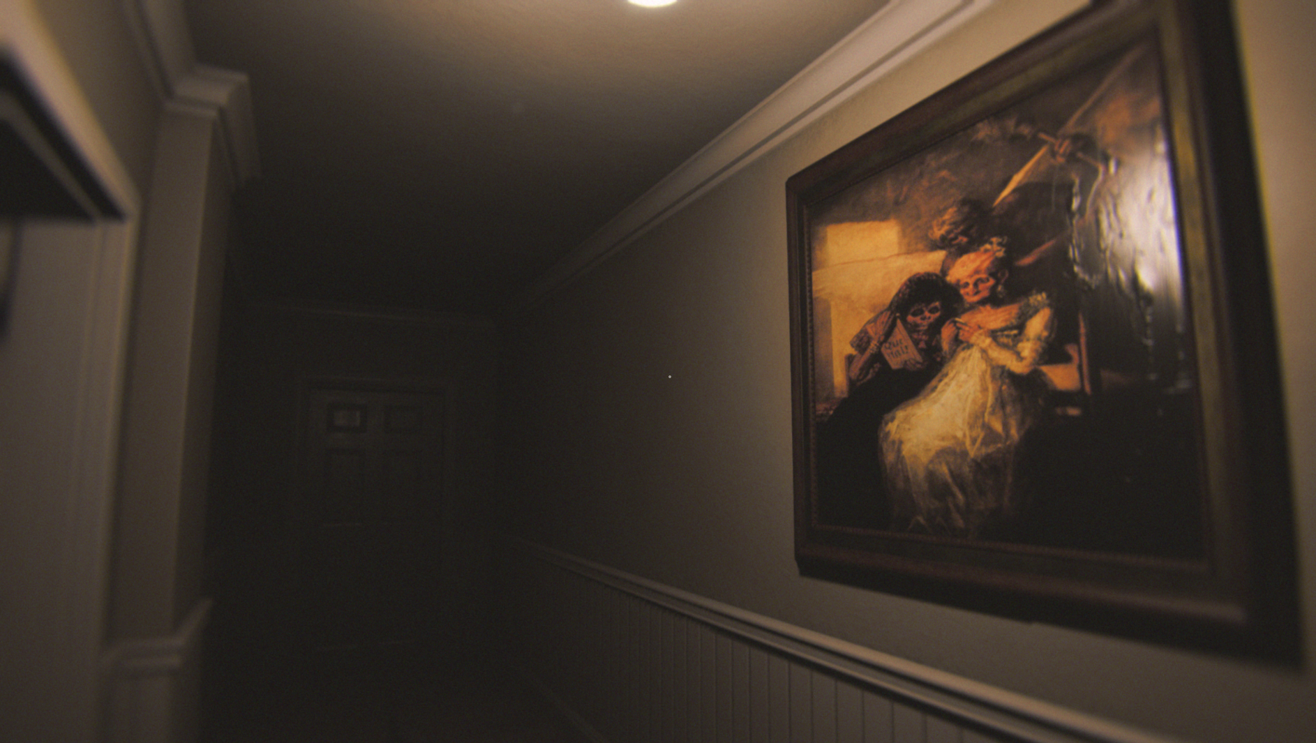 Corredor da casa ainda normal com quadro na parede.